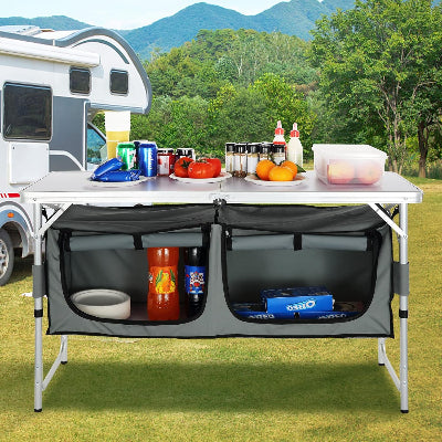 Cuisine camping - EasyCookStation™ with food and drinks organized on a portable table for outdoor cooking.