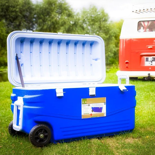 Glacière à Roulettes bleue ouverte, idéale pour conserver aliments et boissons en plein air.