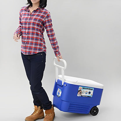 Femme portant une glacière à roulettes, idéale pour les aventures en plein air avec des boissons fraîches.